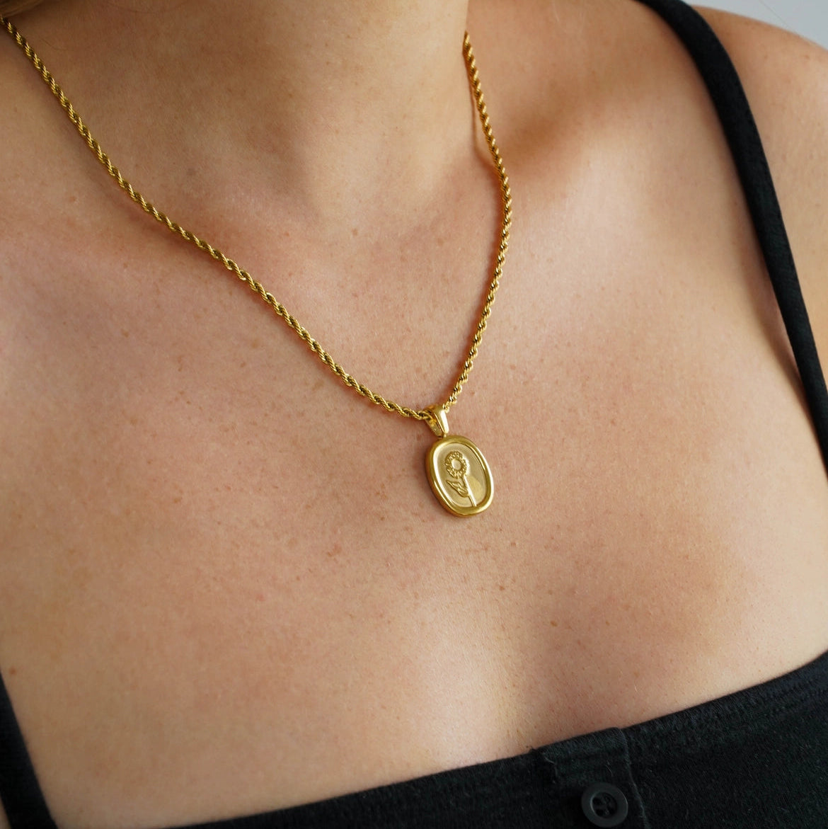 Mia Sunflower Icon Necklace